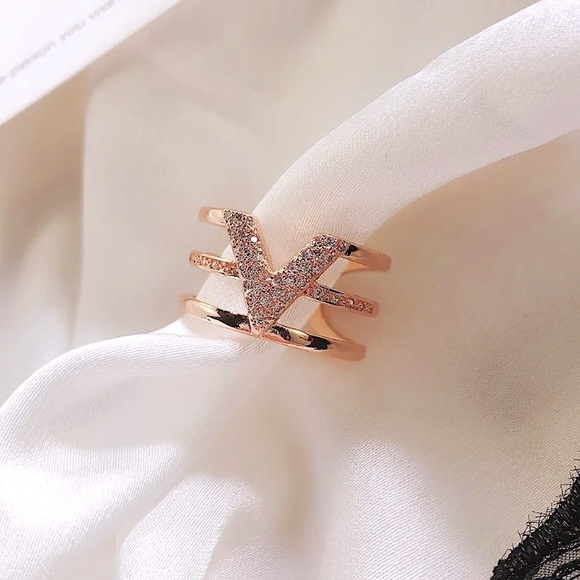 🔵𝟲𝟱%𝗢𝗙𝗙 𝗯𝘂𝗻𝗱𝗹𝗲𝘀 𝟯+🔵 NEW CZ V Shape Adjustable Ring - Picture 7 of 11